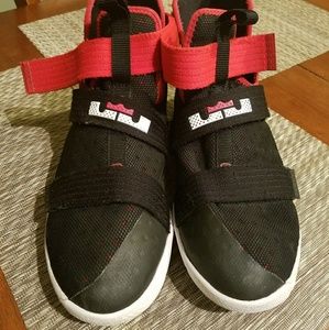 LeBron Soldier 10 Black / Red